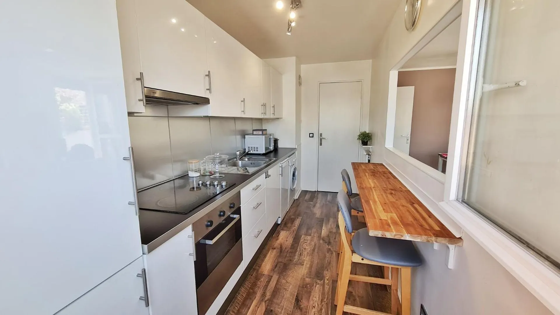 Grand Appartement 1 Chambre Avec Place De Parking, Belle Terrasse Et Tres Proche Des Transports En Commun باريس 0*,  فرنسا